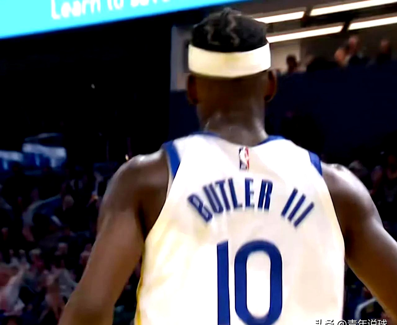 巴特勒连续十场比赛得分超过表现优异，湖人不断突破！